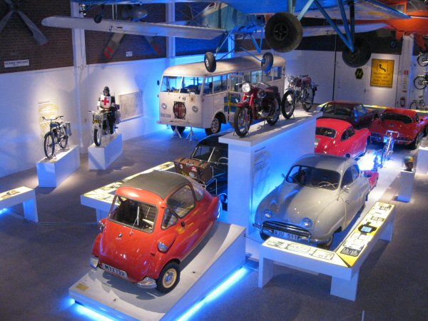 Några bilar var på plats.