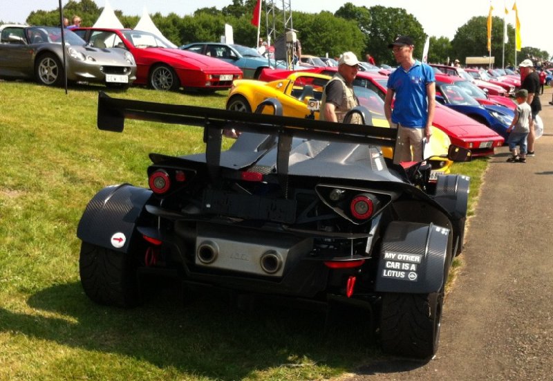 Hans Weinhöfer fick parkera sin KTM X-bow med texten på skärmen.JPG