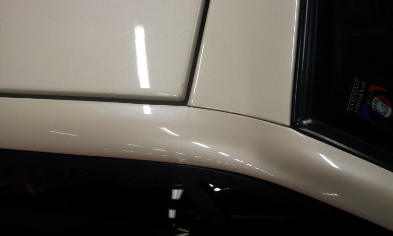 Liten lackspricka höger dörr.