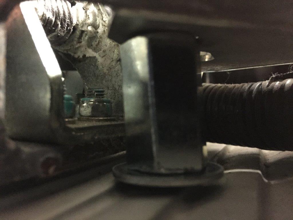 Distansen som kapats till lagom längd med vinkelslipen, på plats  mellan lådan och golvplåten.