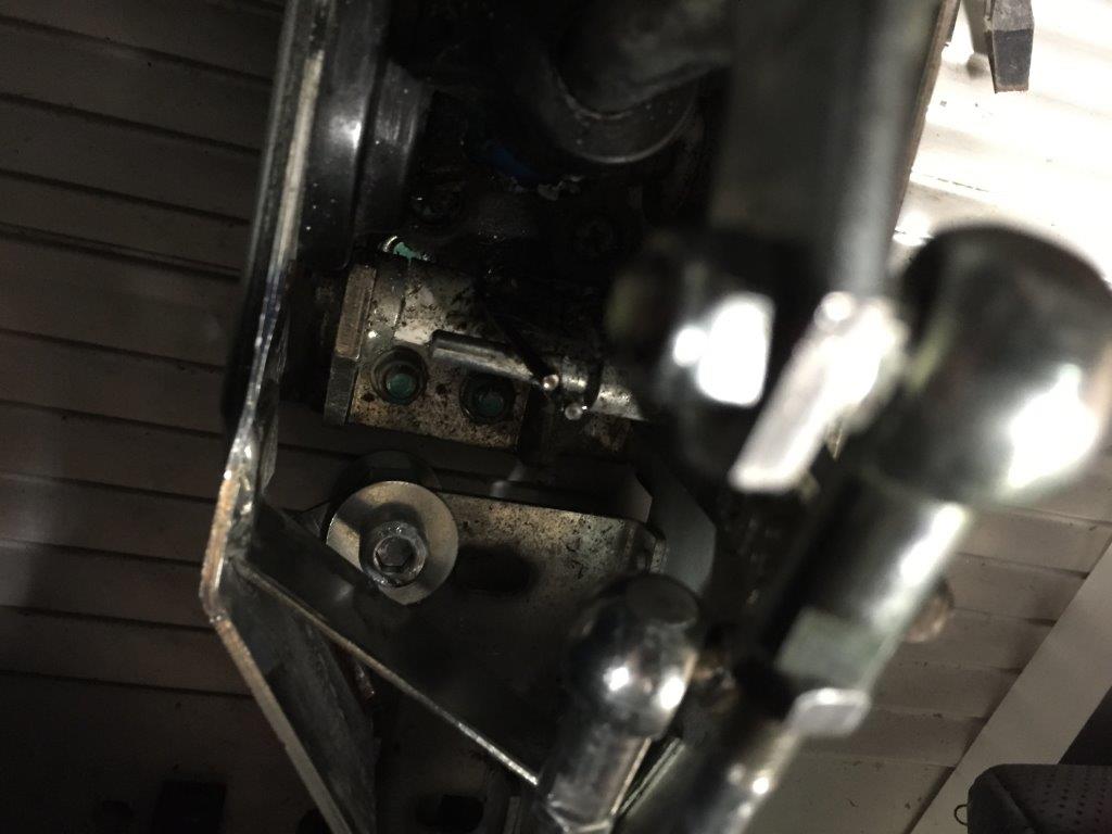 Installationen sedd från ovan. Fick här fräsa upp hålet i väselspakslådan lite för att få bulten att hamna rakt över hålet i golvplåten.