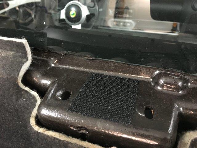 Kardborrfästet för delen framför luckan