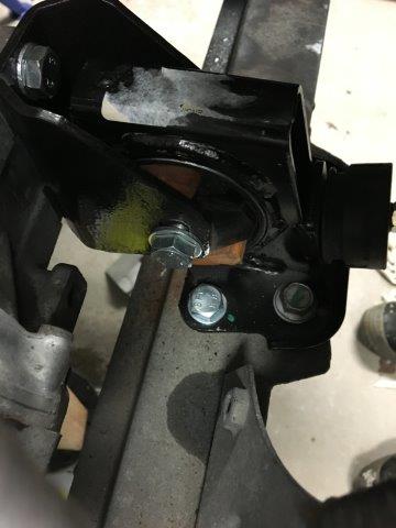 Det bakre fästet, med bussningar, på plats