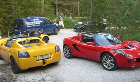 Vid stugbyn står det Lotusar i varje buske.JPG