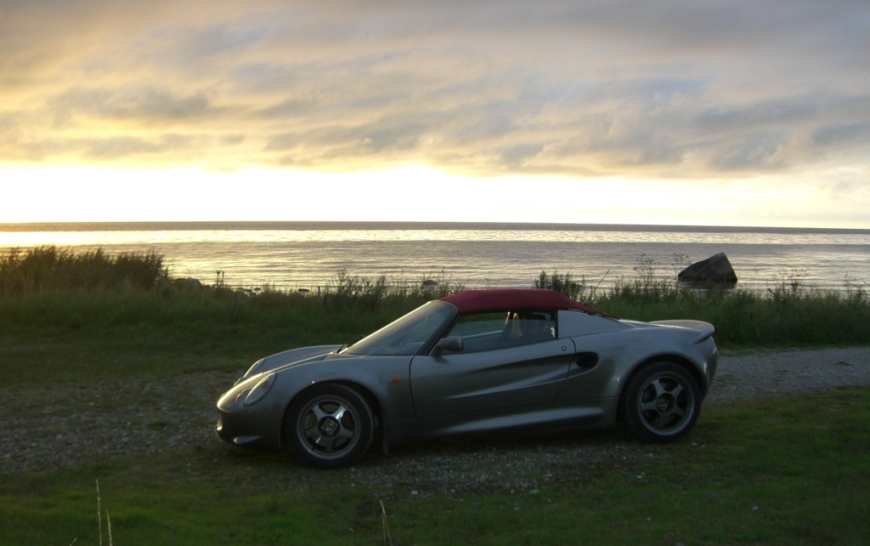 En vacker bil i solnedgången på Gotland