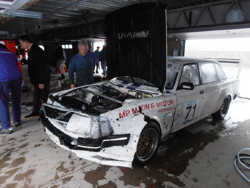 Vänstersidan lite kortare efter kontakt med däckbarriären.JPG