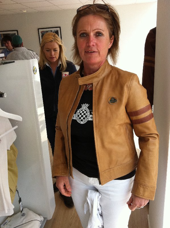 Ullas nya jacka...?<br />Mycket snygg, men tyvärr inte lika kul färger för den till oss män!