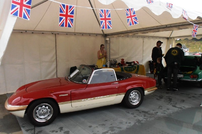 Johanna basade för klubbtältet med två Elan.JPG