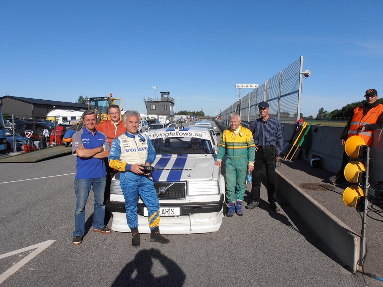 Flying Fellows färdiga att köra ut till start - Kopia.JPG