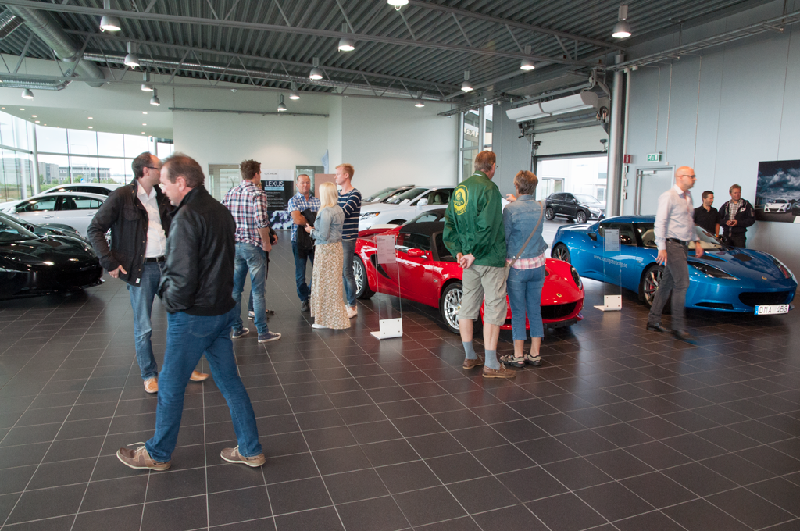 Mingel i bilhallen, det var länge sedan så många nya Lotus stod på svensk mark
