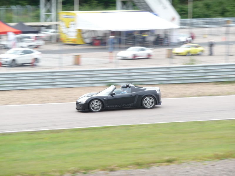 Nillet i sin Speedster, lägg märke till hur suddig bakgrunden blir när det önskade motivet är i fokus! Knutstorp 9/8-10