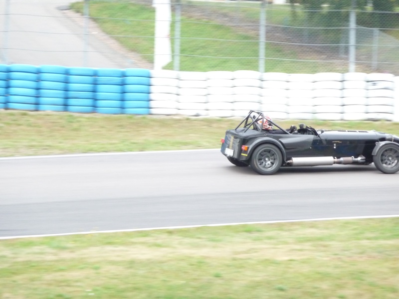 Lasse H i sin snabba Caterham, lite för snabb för mig, men bilen är i alla fall i fokus. Knutstorp 9/8-10.
